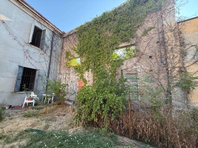Palazzo / Stabile in vendita a Montechiarugolo PR