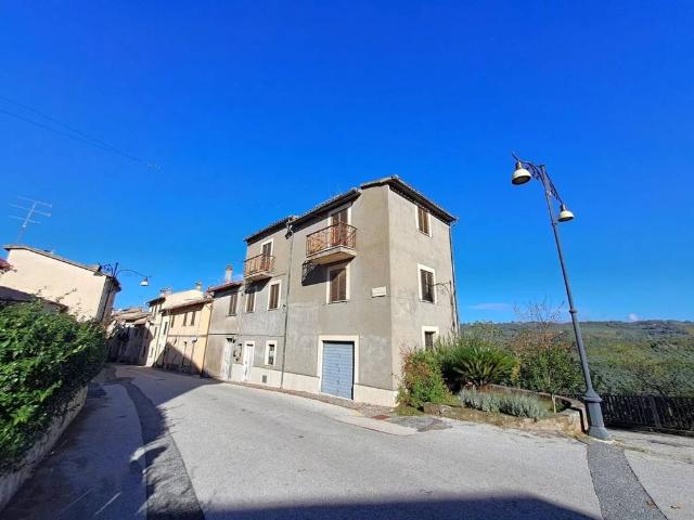 Palazzo / Stabile in vendita a Monteleone Sabino RI