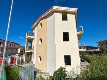 Palazzo / Stabile in vendita a Montepaone CZ