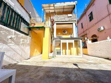 Palazzo / Stabile in vendita a Napoli NA