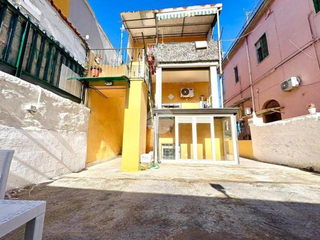 Palazzo / Stabile in vendita a Napoli NA