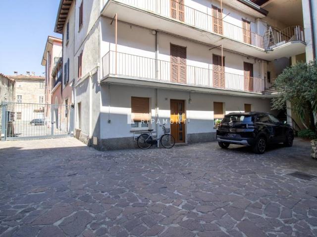 Palazzo / Stabile in vendita a Oggiono LC