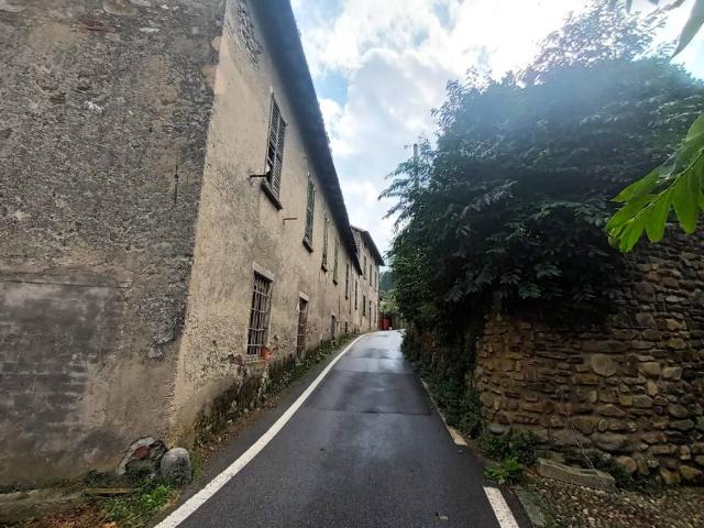 Palazzo / Stabile in vendita a Olginate LC