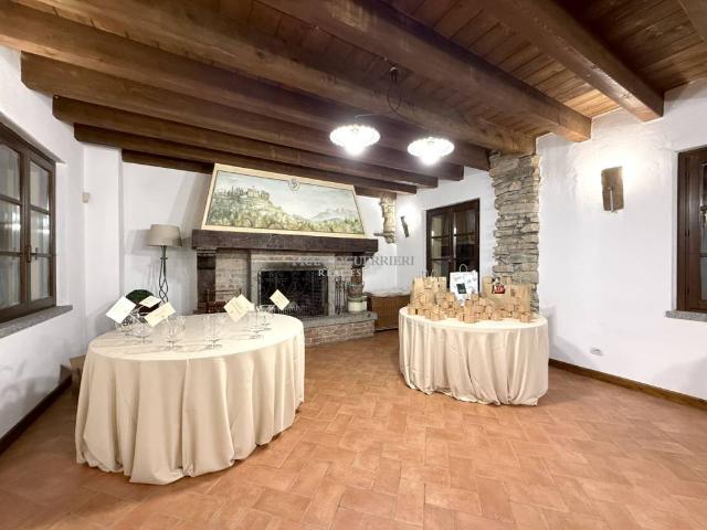 Palazzo / Stabile in vendita a Osnago LC