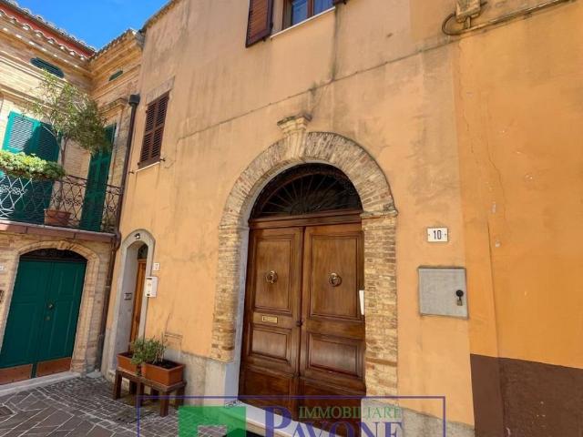 Palazzo / Stabile in vendita a Atri TE