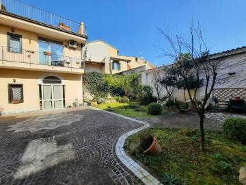Palazzo / Stabile in vendita a Aversa CE