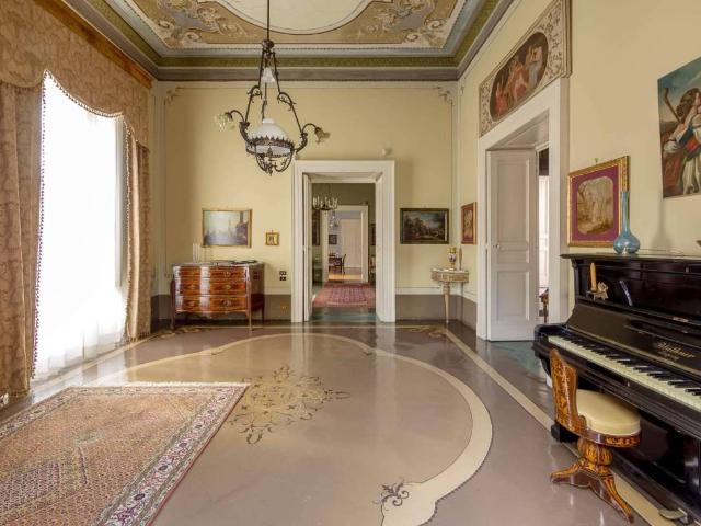 Palazzo / Stabile in vendita a Aversa CE