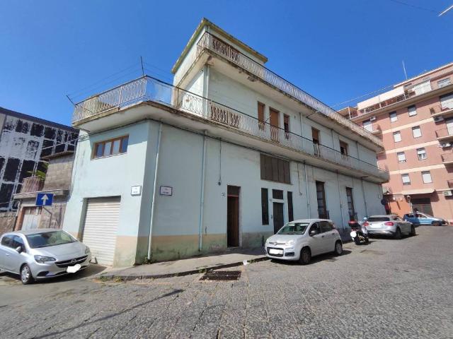 Palazzo / Stabile in vendita a Aci Catena CT