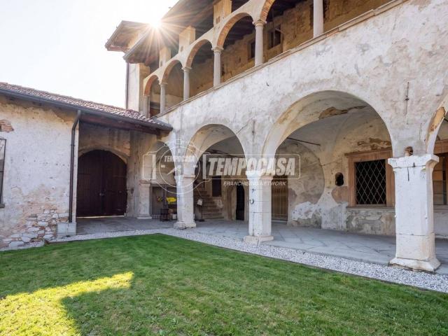 Palazzo / Stabile in vendita a Adrara San Martino BG
