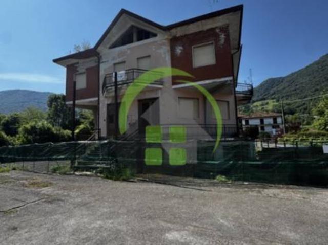 Palazzo / Stabile in vendita a Albino BG