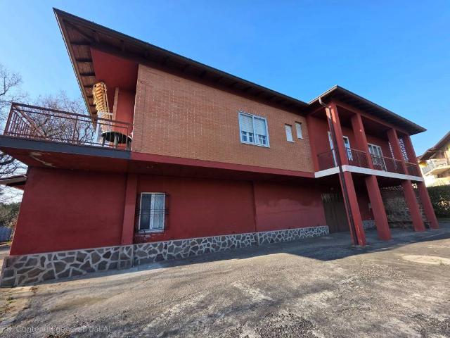 Palazzo / Stabile in vendita a Almenno San Bartolomeo BG