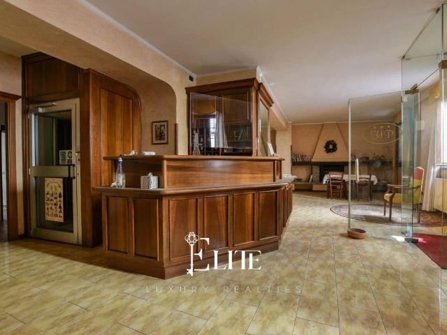 Palazzo / Stabile in vendita a Angera VA