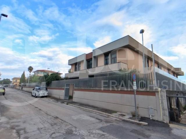 Palazzo / Stabile in vendita a Aprilia LT