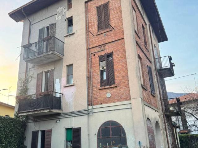 Palazzo / Stabile in vendita a Arcisate VA