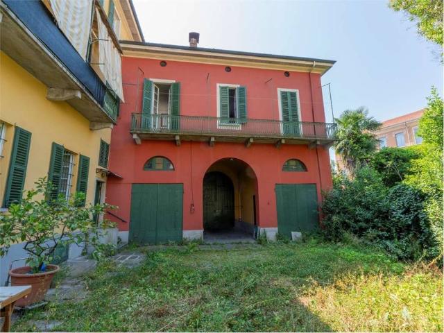 Palazzo / Stabile in vendita a Arona NO