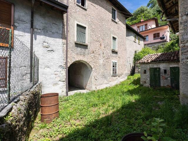 Palazzo / Stabile in vendita a Asso CO