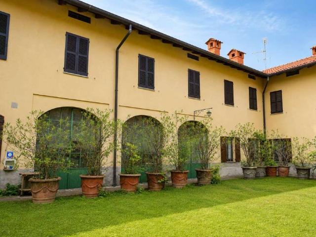 Palazzo / Stabile in vendita a Buscate MI