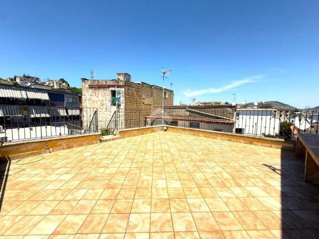 Palazzo / Stabile in vendita a Bacoli NA
