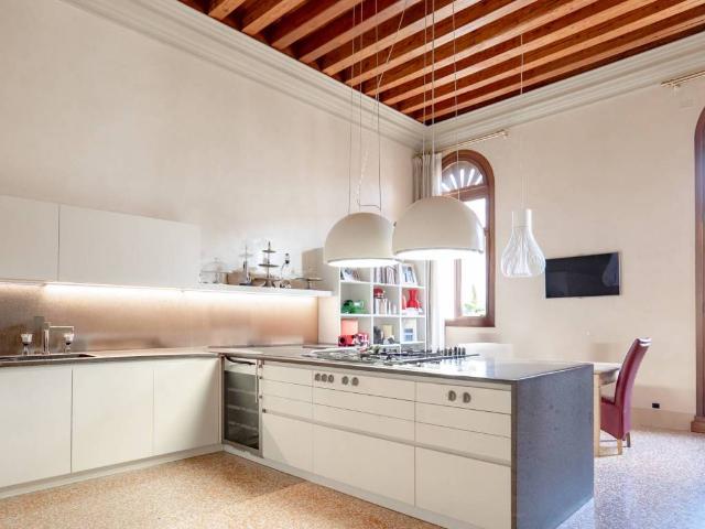 Palazzo / Stabile in vendita a Bassano del Grappa VI