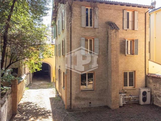 Palazzo / Stabile in vendita a Bologna BO