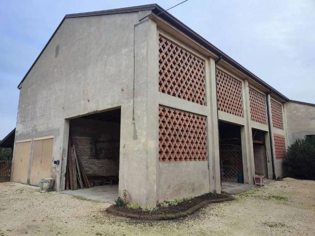 Palazzo / Stabile in vendita a Boschi Sant'Anna VR