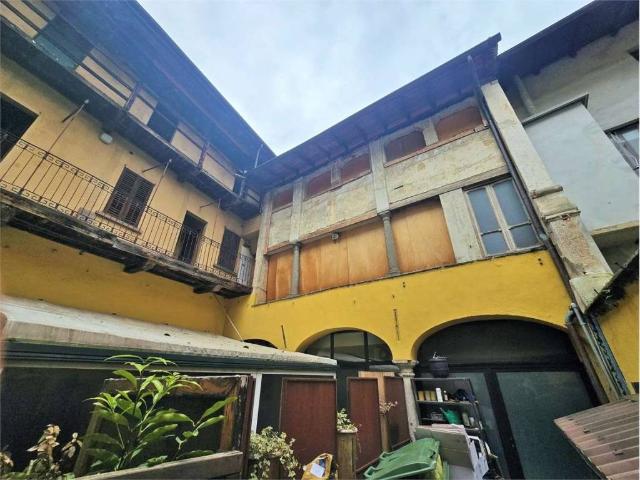 Palazzo / Stabile in vendita a Borgomanero NO
