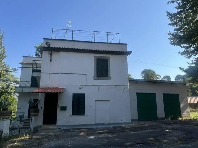 Palazzo / Stabile in vendita a Bracciano RM