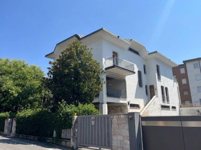 Palazzo / Stabile in vendita a Brescia BS
