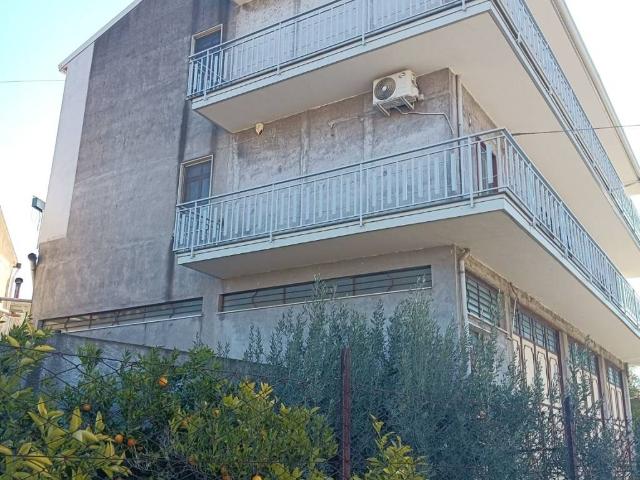 Palazzo / Stabile in vendita a Bronte CT