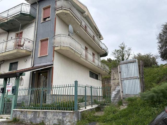 Palazzo / Stabile in vendita a Bronte CT