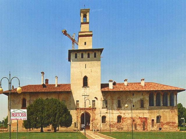 Palazzo / Stabile in vendita a Cusago MI