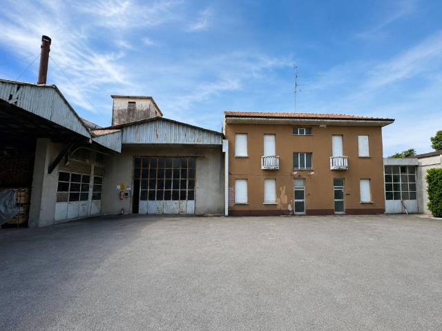 Palazzo / Stabile in vendita a Cabiate CO