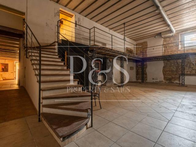 Palazzo / Stabile in vendita a Cagliari CA