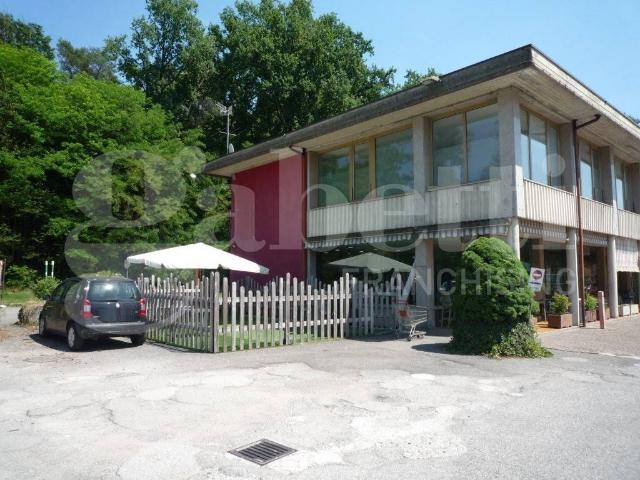 Palazzo / Stabile in vendita a Cadrezzate con Osmate VA