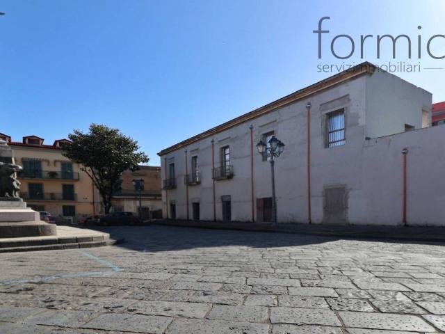 Palazzo / Stabile in vendita a Caivano NA