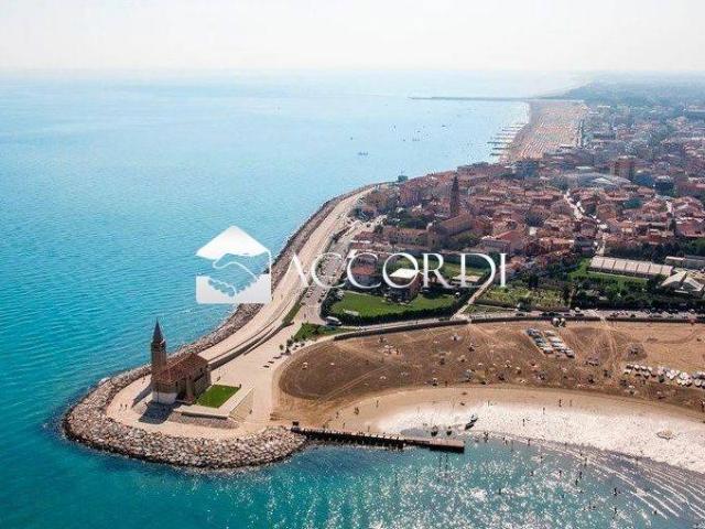 Palazzo / Stabile in vendita a Caorle VE