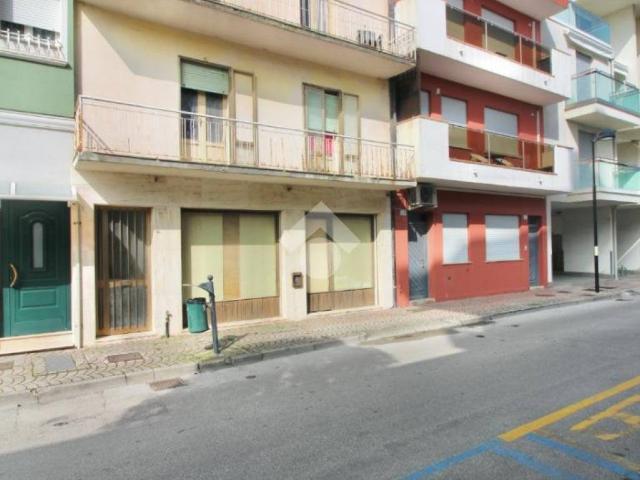 Palazzo / Stabile in vendita a Caorle VE
