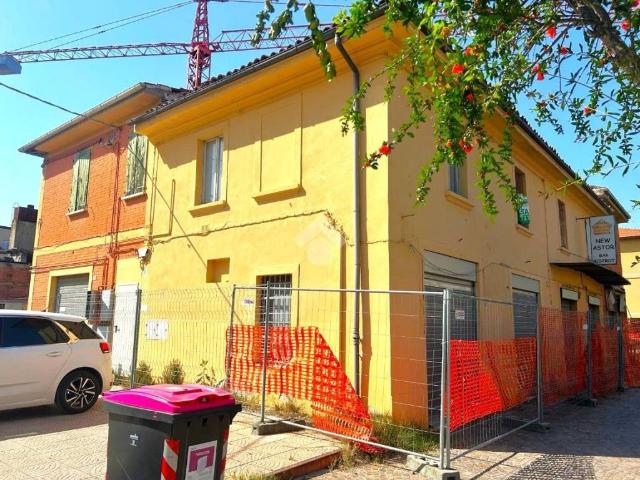 Palazzo / Stabile in vendita a Calderara di Reno BO
