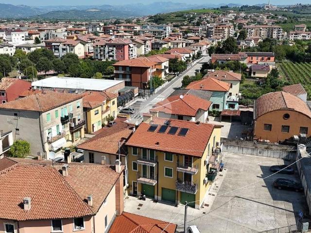 Palazzo / Stabile in vendita a Caldiero VR