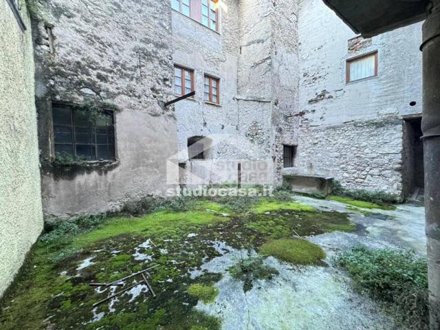 Palazzo / Stabile in vendita a Calliano TN