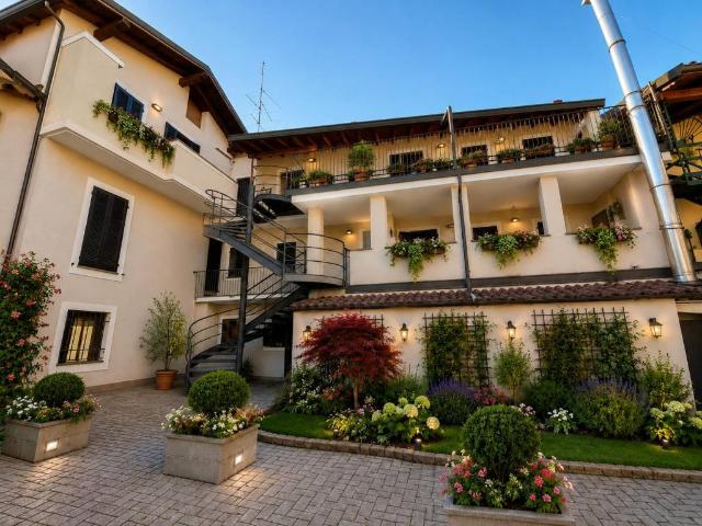 Palazzo / Stabile in vendita a Cameri NO