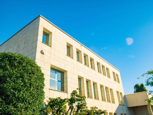 Palazzo / Stabile in vendita a Casnate con Bernate CO
