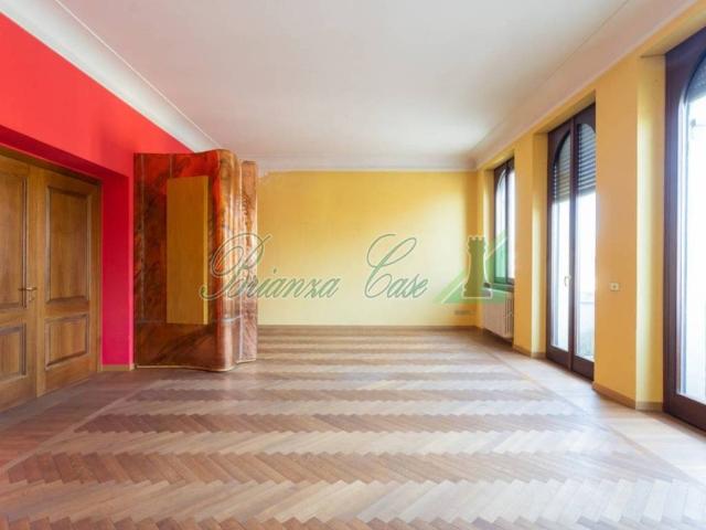 Palazzo / Stabile in vendita a Casatenovo LC