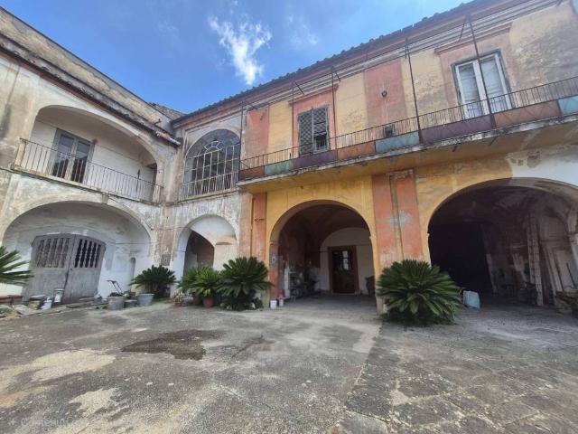 Palazzo / Stabile in vendita a Casapulla CE