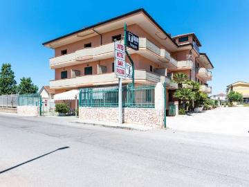 Palazzo / Stabile in vendita a Castel Volturno CE