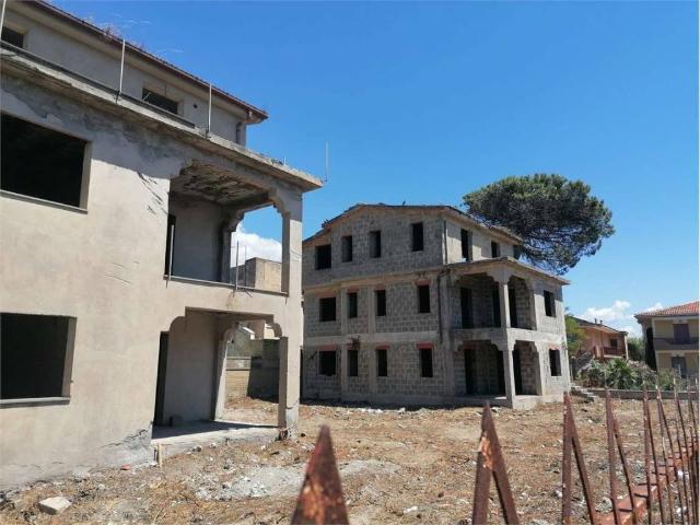 Palazzo / Stabile in vendita a Castel Volturno CE