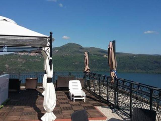Palazzo / Stabile in vendita a Castel Gandolfo RM