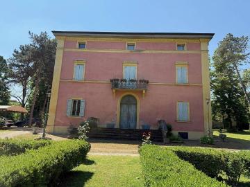 Palazzo / Stabile in vendita a Castel San Pietro Terme BO