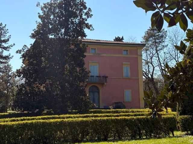 Palazzo / Stabile in vendita a Castel San Pietro Terme BO