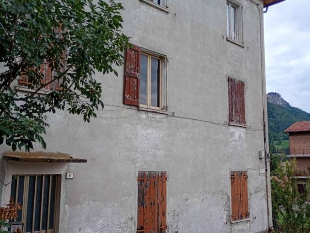 Palazzo / Stabile in vendita a Castelnovo Ne' Monti RE